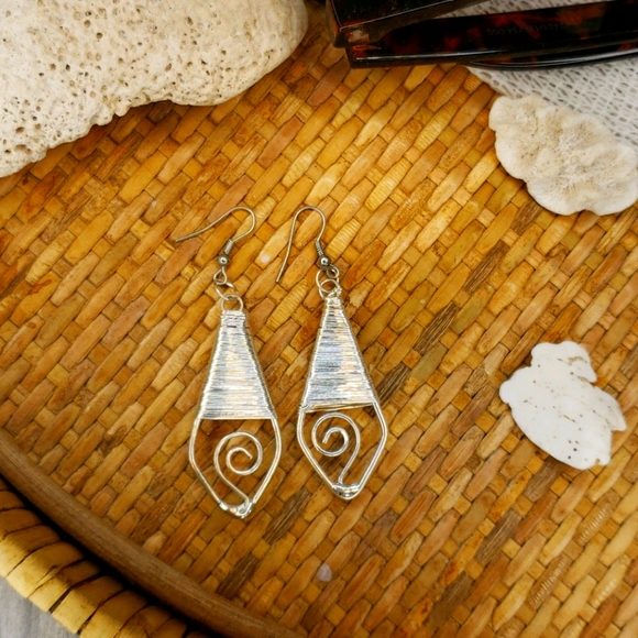 2/$15 NWT fashion drop earrings - Picture 2 of 4